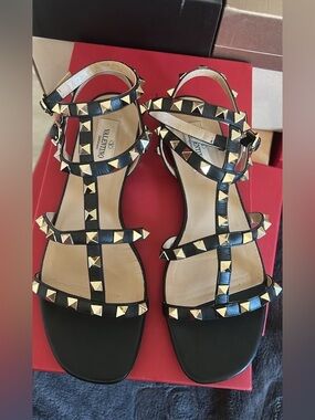 Valentino Garavani Rockstud flat sandals in black calfskin leather Gold Studs